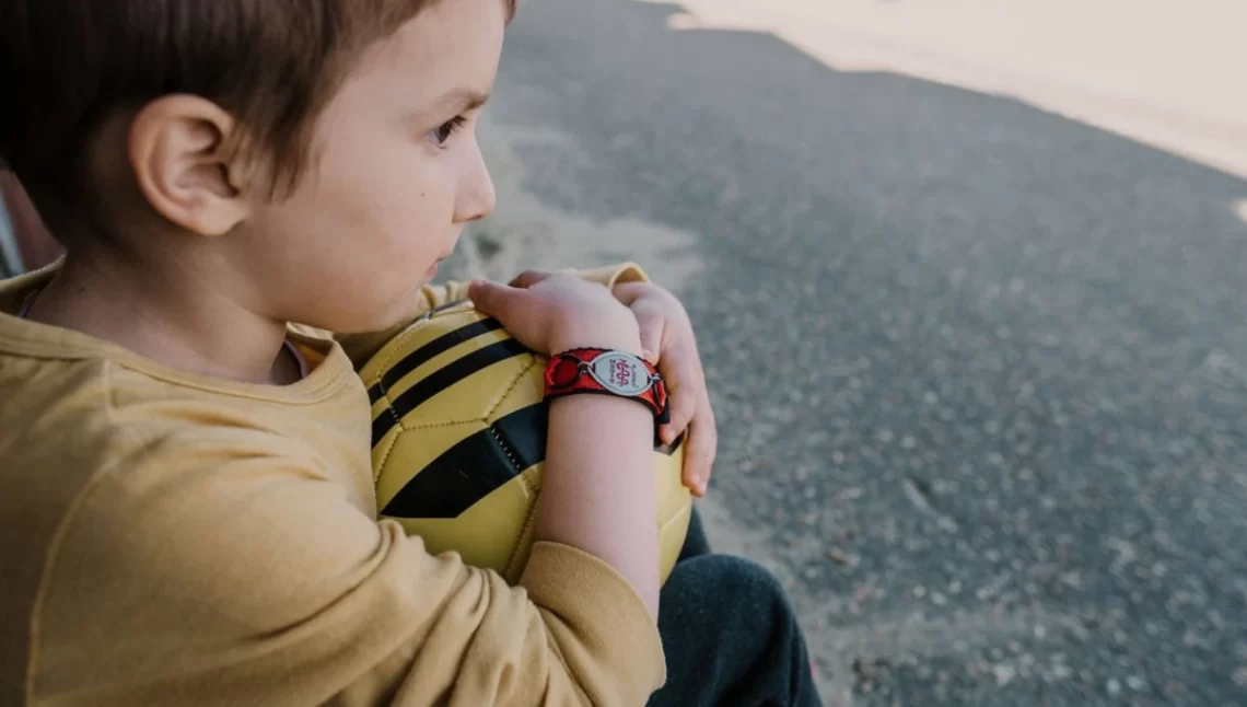 Famille recomposée : il ne veut pas prêter ses jouets. Comment réagir ?