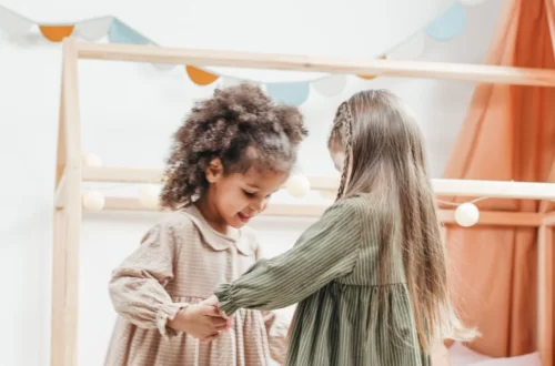 Comment les enfants deviennent plus attentifs aux autres