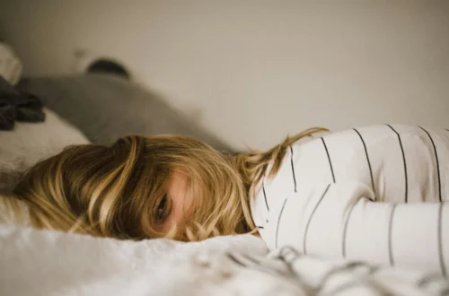 Famille recomposée : “Je suis épuisé.e d’être tiraillé.e entre mon couple et mon enfant”