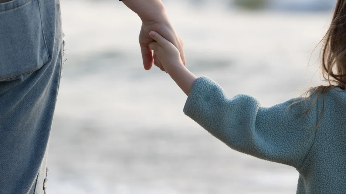 Un beau-parent n'a presque aucun droit en France : voici ce que dit vraiment la loi