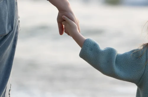 Un beau-parent n'a presque aucun droit en France : voici ce que dit vraiment la loi